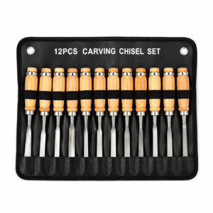 Ensemble de 12 ciseaux à sculpter avec manches en bois disposés dans un étui noir enroulable.
