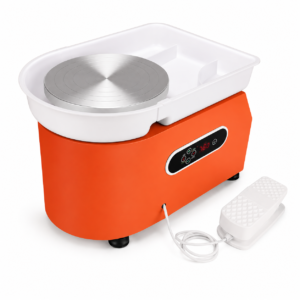 Tour de potier électrique de table avec disque rotatif argenté dans une cuvette blanche sur une base orange, plus une pédale et un cordon d'alimentation.