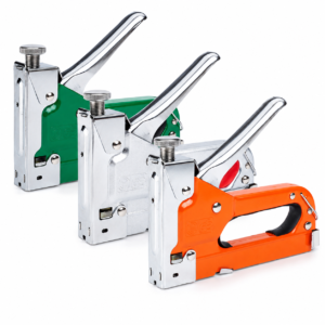 Trois agrafeuses métalliques de couleurs orange et verte disposées en diagonale sur un fond blanc.