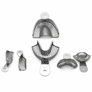 Ensemble de protège-dents dentaires perforés en acier inoxydable et de pièces de montage disposés sur un fond blanc.