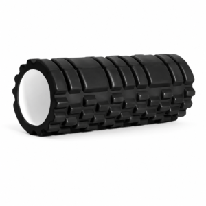 Rouleau en mousse texturé noir pour massage musculaire et relâchement myofascial sur fond blanc