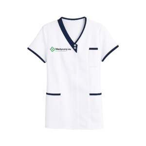 Blouse médicale blanche avec passepoil bleu marine et une poche poitrine, arborant le logo 'Medyczny eu' sur la gauche.